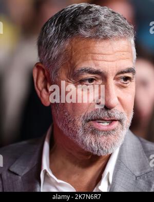 Westwood, Stati Uniti. 17th Ott 2022. WESTWOOD, LOS ANGELES, CALIFORNIA, USA - 17 OTTOBRE: L'attore americano George Clooney arriva al "Ticket to Paradise" della Los Angeles Premiere of Universal Pictures che si tiene al Regency Village Theatre il 17 ottobre 2022 a Westwood, Los Angeles, California, Stati Uniti. (Foto di Xavier Collin/Image Press Agency) Credit: Image Press Agency/Alamy Live News Foto Stock