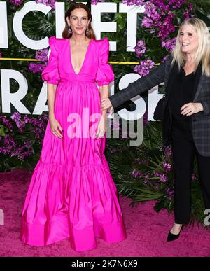 WESTWOOD, LOS ANGELES, CALIFORNIA, USA - OTTOBRE 17: L'attrice americana Julia Roberts indossando un vestito di Greta Constantine e una gioielleria Chopard Julia Roberts e il pubblicista Marcy Engelman arrivano al "Ticket to Paradise" della Los Angeles Premiere of Universal Pictures, che si tiene al Regency Village Theatre il 17 ottobre 2022 a Westwood, Los Angeles, California, Stati Uniti. (Foto di Xavier Collin/Image Press Agency) Foto Stock