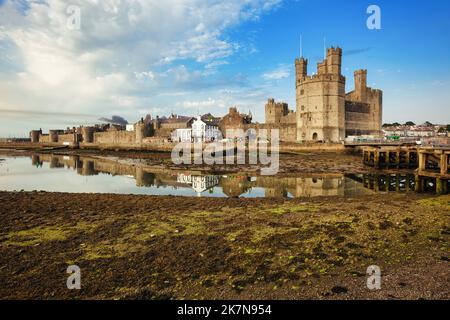Caernarfon, storica città reale fortificata e porto di Gwynedd, Galles del Nord, Regno Unito, famosa per il suo grande castello medievale Foto Stock
