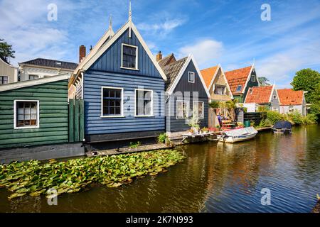 Case tradizionali colorate in legno sul mare nel villaggio di De Rijp, Purmerend, Paesi Bassi Foto Stock