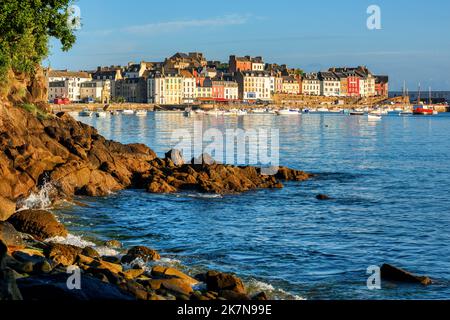 Case colorate sul lungomare di Port du Rosmeur nella città di Douarnenez, Finistere, Bretagna, Francia Foto Stock