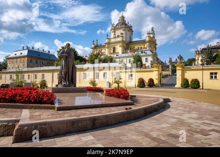 La statua di 'Metropolitan Andrey' di fronte alla Cattedrale di San Giorgio a Lviv, Ucraina, la cattedrale principale della Chiesa Greco-Cattolica Ucraina e. Foto Stock