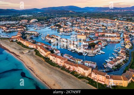 Port Grimaud, località balneare nei pressi di Saint Tropez, Provenza, Francia, conosciuta come la "Venezia della Provenza", è una meta turistica molto apprezzata sulla Costa Azzurra ( Foto Stock