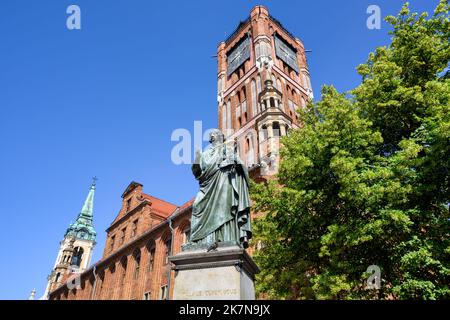 Monumento di Nicolaus Copernico, il famoso astronomo medievale, di fronte al Vecchio Municipio nella sua città natale Torun, Polonia Foto Stock