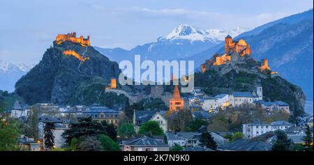 Storica città di Sion con i suoi due castelli, Chateau de Tourbillon e la Basilica di Valere, spettacolare set sulle Alpi svizzere, Canton Vallese, Swit Foto Stock