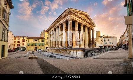 Vista panoramica dell'antico Tempio Romano di Augusto e Livia nella piazza del centro storico di Vienne, Francia. Il tempio in stile corinzio è uno o Foto Stock