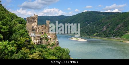 Vista panoramica sul romantico castello di Burg Rheinstein nella valle del fiume Reno, Germania Foto Stock