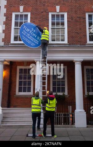 Londra, Regno Unito, 18 ottobre 2022. Gli attivisti guidati da asini fissano una targa blu a 55 Tufton Street a Westminster. L'edificio ospita diversi gruppi di mercato libero che sono stati strumentali nel mini budget di Kwarsi Kwarteng. Credit: David Mirzoeff/Alamy Live News Foto Stock