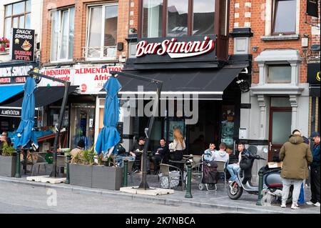 Koekelberg, Regione capitale di Bruxelles, Belgio, 10 16 2022 - ristoranti e snack bar in piazza Simonis Foto Stock