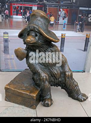 La famosa statua dell'Orso di Paddington, presso la stazione ferroviaria principale di Paddington, Bayswater, Londra, Inghilterra, Regno Unito Foto Stock