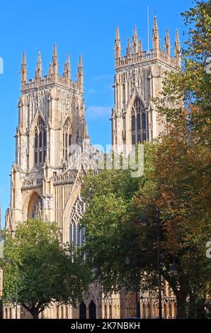 York Minster torri, la cattedrale, e la chiesa metrpolitica di San Pietro, la città di York, Yorkshire, Inghilterra, Regno Unito, YO1 6GD Foto Stock