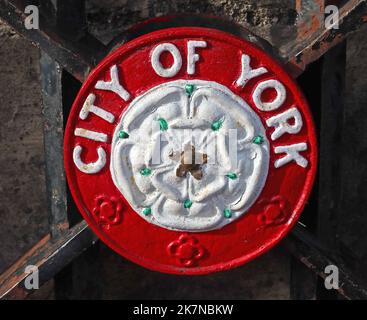 Città di York, rosa bianca dello Yorkshire sulle porte delle mura della città di York, Yorkshire, Inghilterra, Regno Unito, YO1 6GD Foto Stock