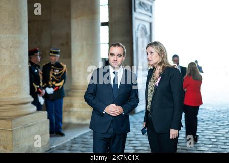 Parigi, Francia. 18th Ott 2022. Il Ministro della Difesa francese Sebastien Lecornu e il Presidente dell'Assemblea Nazionale francese Yael Braun-Pivet durante una cerimonia di omaggio ai veterani della guerra algerina, presso l'Hotel National des Invalides, a Parigi, in Francia, il 18 ottobre 2022. Foto di Romain Gaillard/Pool/ABACAPRESS.COM Credit: Abaca Press/Alamy Live News Foto Stock