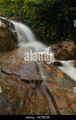 Questo flusso pulito è nei ghats occidentali dell'India. Questa posizione è stata trovata durante una visita recente. Foto Stock