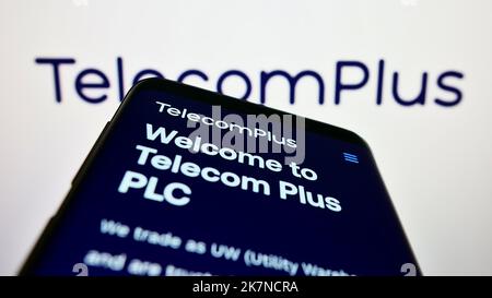 Smartphone con sito Web della compagnia britannica Telecom Plus plc sullo schermo davanti al logo aziendale. Messa a fuoco in alto a sinistra del display del telefono. Foto Stock