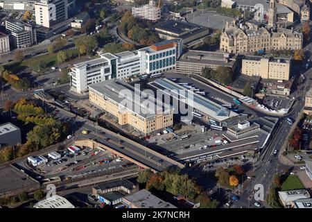 Veduta aerea dell'Ufficio regionale Bradford Interchange & Santander. La stazione ferroviaria, la stazione degli autobus e l'ufficio di Santander sono qui nel centro della città. Foto Stock