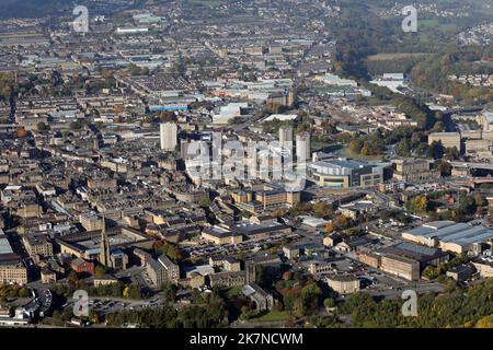 Vista aerea del centro di Halifax da est con la famosa Piece Hall prominente a sinistra (così come il centro commerciale Woolshops) Foto Stock