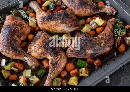 Pollo fatto in casa con verdure su una teglia da forno Foto Stock