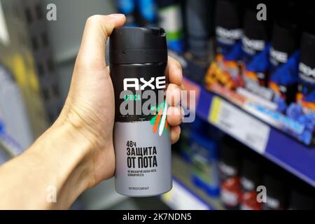 Tyumen, Russia-30 giugno 2022: Deodoranti Axe africa in un supermercato. Messa a fuoco selettiva Foto Stock