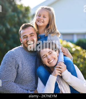 La nostra famiglia ama l'aria fresca. Ritratto di una famiglia felice che si unisce all'aperto. Foto Stock