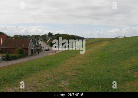 Grande diga lungo la costa del Mare di Wadden. Paesi Bassi. 2022 Foto Stock
