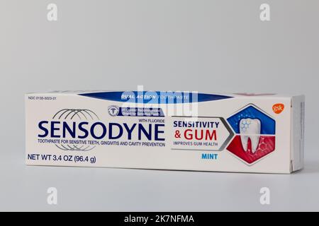 ST. PAUL, MN, USA - 5 APRILE 2021: Contenitore per dentifricio Sensodyne e logo del marchio. Foto Stock