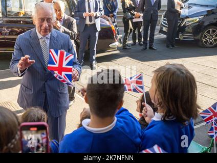 Re Carlo III parla ai bambini piccoli mentre lui e la Regina Consort visitano il progetto Zero a Walthamstow, nella parte est di Londra. Data immagine: Martedì 18 ottobre 2022. Foto Stock