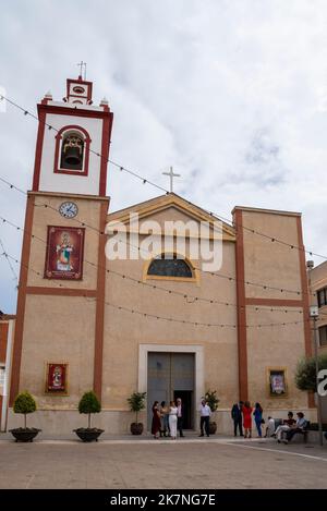 Chiesa parrocchiale di San Pedro Apóstol a Rojales, in provincia di Alicante, Spagna. Chiesa cattolica in piazza con gli amanti della chiesa Foto Stock