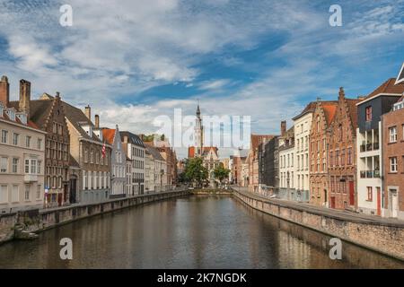 Bruges Belgio, skyline della città sul canale di Spiegelrei dal Ponte del Re (Koningsbrug) Foto Stock