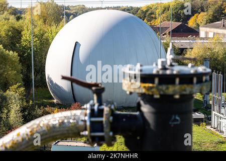 Coesfeld, Germania. 18th Ott 2022. La Reterra West GmbH ospita un impianto di potenziamento del biogas che produce biogas da biowaste. Wirtschaftsbetriebe des Kreises Coesfeld insieme a Reterra West GmbH dimostrano come il biogas viene trattato dalle materie prime e immesso nella rete del gas. 350 metri cubici possono essere prodotti qui all'ora, o 1500-2000 famiglie possono essere fornite di gas naturale biologico. Credit: Guido Kirchner/dpa/Alamy Live News Foto Stock