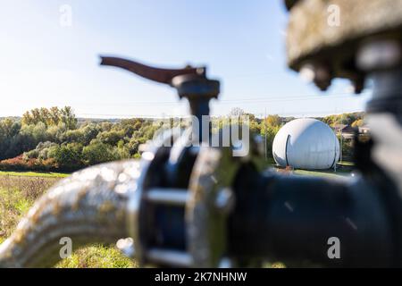 Coesfeld, Germania. 18th Ott 2022. La Reterra West GmbH ospita un impianto di potenziamento del biogas che produce biogas da biowaste. Wirtschaftsbetriebe des Kreises Coesfeld insieme a Reterra West GmbH dimostrano come il biogas viene trattato dalle materie prime e immesso nella rete del gas. 350 metri cubici possono essere prodotti qui all'ora, o 1500-2000 famiglie possono essere fornite di gas naturale biologico. Credit: Guido Kirchner/dpa/Alamy Live News Foto Stock