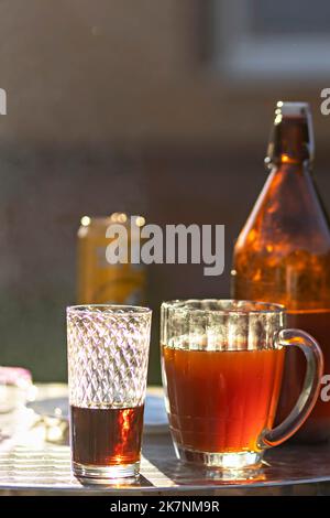 Serata estiva. Bevande colorate in vari bicchieri sul tavolo all'aperto, una festa nel cortile casa con bevande fredde, Un tavolo fisso, in estate Foto Stock