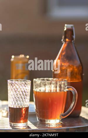 Serata estiva. Bevande colorate in vari bicchieri sul tavolo all'aperto, una festa nel cortile casa con bevande fredde, Un tavolo fisso, in estate Foto Stock