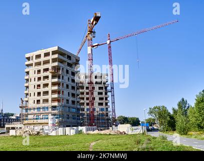 Praga, Czechia, 29 agosto 2022: Conchiglie di alti edifici per vivere sul campo verde alla periferia della città Foto Stock