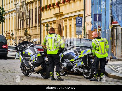 Praga, Czechia, 30 agosto 2022: Gli agenti di polizia a razzi si trovano accanto alle loro moto nel centro di Praga Foto Stock