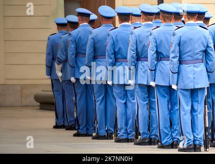 Praga, Repubblica Ceca, 30 agosto 2022: Cambio della guardia dei soldati cechi in uniforme blu al Castello di Praga Foto Stock