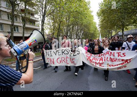 PARIGI, FRANCIA - 18 ottobre 2022 : dimostrazione per le strade di Parigi per salari migliori, contro la riforma delle pensioni e il diritto di sciopero. Foto Stock