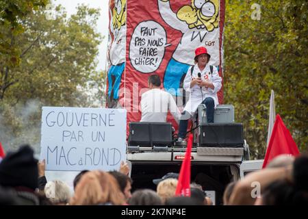 Parigi, Francia, 18th ottobre 2022. I manifestanti marciano con cartelli e cartelli durante una giornata nazionale di sciopero e proteste per salari più alti - Jacques Julien/Alamy Live News Foto Stock