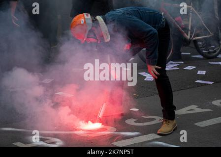 Parigi, Francia, 18th ottobre 2022. Dimostrazione con un manifestante che usa lo sparkler durante una giornata nazionale di sciopero e proteste per salari più alti - Jacques Julien/Alamy Live News Foto Stock