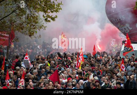 Parigi, Francia, 18th ottobre 2022. I manifestanti marciano con fumo e bandiere durante una giornata nazionale di sciopero e proteste per salari più alti - Jacques Julien/Alamy Live News Foto Stock