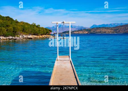 Molo di legno sulla spiaggia di Ksamil in Albania Foto Stock