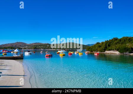 Acqua di Azure a Ksamil in Albania. maldive albanesi Foto Stock