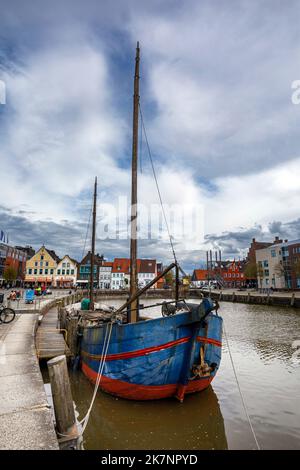 Vecchia nave da lavoro nel porto interno di Husum Foto Stock