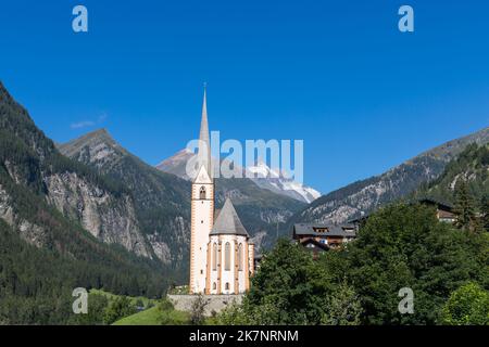 Heiligenblut e la montagna Großglockner sullo sfondo, Carinzia, Austria Foto Stock