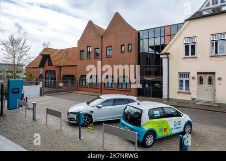 Stazione di ricarica per veicoli elettrici presso la Stadtwerke Husum di fronte alle sale conferenze Altes e-Werk Foto Stock