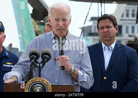 Il presidente Joe Biden, accompagnato dal governatore della Florida Ron DeSantis, si rivolge ai residenti locali e ai proprietari di imprese il 5 ottobre 2022, a Fort Myers, Florida, dopo l'uragano Ian. (USA) Foto Stock