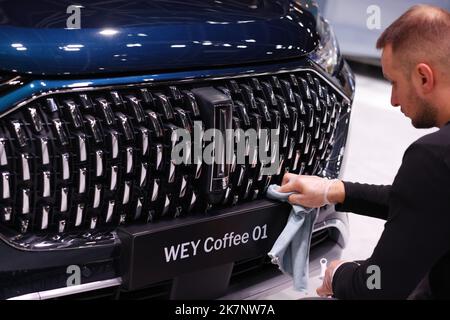 Parigi, Francia. 17th Ott 2022. A WEY Coffee 01 viene presentato durante il Salone dell'automobile di Parigi, in Francia, il 17 ottobre 2022. Il 89th° Salone dell'automobile di Parigi si tiene qui dal 17 al 23 ottobre. Credit: Gao Jing/Xinhua/Alamy Live News Foto Stock