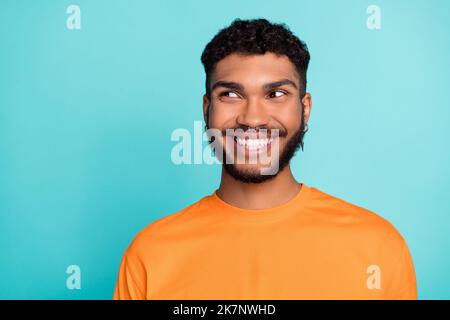 Primo piano foto di uomo allegro possivo interessato guardare vuoto spazio shopping a basso prezzo nero venerdì isolato su sfondo di colore ciano Foto Stock