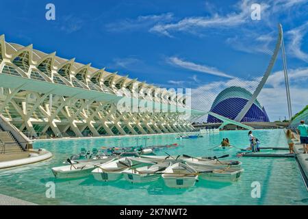 Il Museo delle Scienze nella Città delle Arti e delle Scienze con laghetto nautico a Valencia, provincia di Valencia, Spagna. Foto Stock