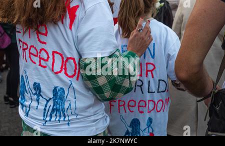 Amsterdam, Paesi Bassi. 16th Ott 2022. Due donne che indossano una T-shirt bianca con l'iscrizione ''˜Women, Life Freedom', durante la dimostrazione. Migliaia di iraniani e altri manifestanti si sono riuniti in Piazza Dam chiedendo giustizia per Mahsa Amini e libertà per l'Iran. (Credit Image: © Charles M Vella/SOPA Images via ZUMA Press Wire) Foto Stock